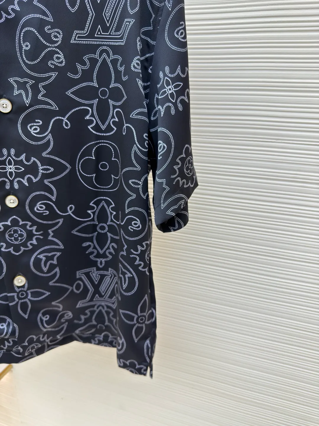 LOUIS VUITTON line double-sided printed shirt ●Authentic product: purchased and developed for 14900 ●Item number: 1680401-B05 ●Fabric: Tencel fabric ●Technology: Printing production ●Version: fitted version ●Weight: about 255 grams ●Size: Before printing on the machine, the theodolite corrects the latitude and skew, and the pattern is printed on the surface and bottom at the same time. The pieces are accurately cut by laser burning in the later stage. It is equipped with an ancient gold base and is inlaid with a natural shell engraved hand-stitched button with letters. The overall wiring is straight and delicate, the fabric is comfortable and soft, and the color is consistent without color difference. It can be matched with the same style to create a fashionable look and control various occasions. Customized accessories, complete with three standards, same style for men and women!
